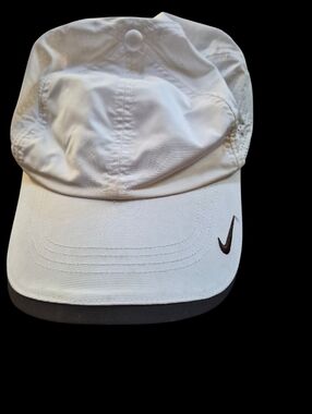 Nike White and Black Trim Heritage86 Dri-FIT Cap. Velcro Adjustment. Unisex